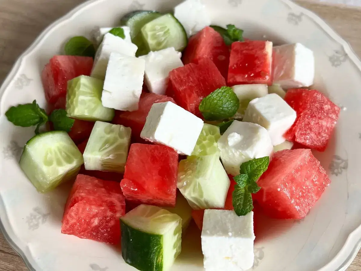 Orzeźwiająca sałatka z arbuzem, serem feta, ogórkiem i miętą. Idealna na upalne dni.
